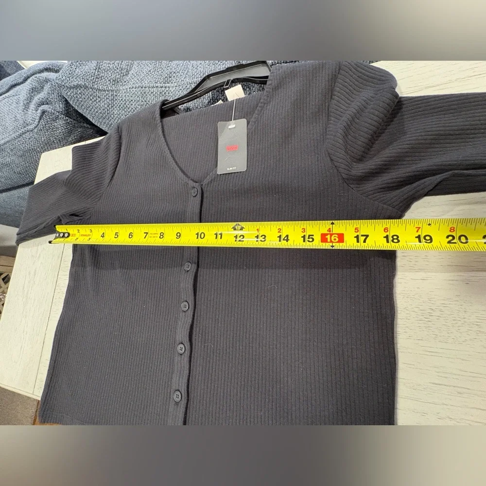 Levi's Classic Black Button-Down Top - Picture 4 of 7